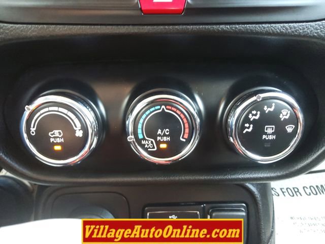 Used 2016 Jeep Renegade Trailhawk AWD/4WD image 22