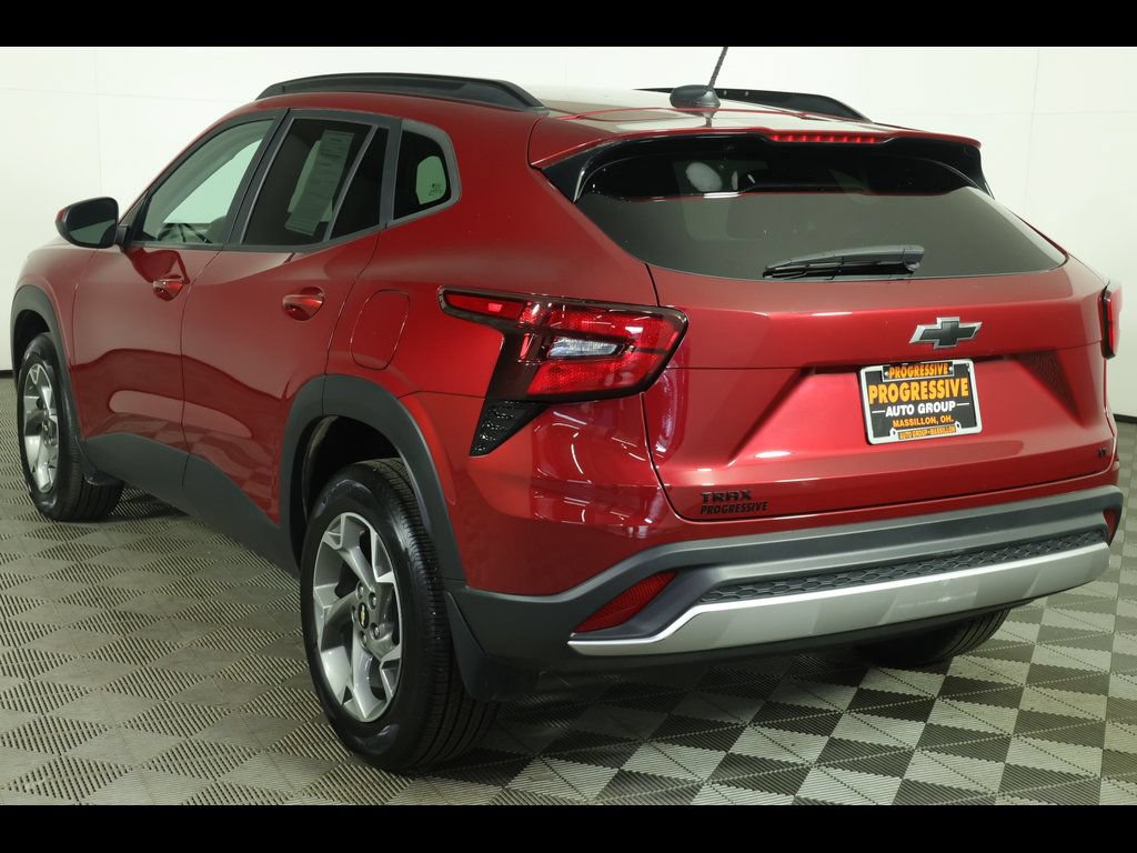 Used 2025 Chevrolet Trax LT w/ LT Convenience Package FWD image 14