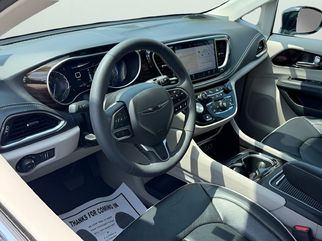 Used 2024 Chrysler Pacifica Limited FWD image 12