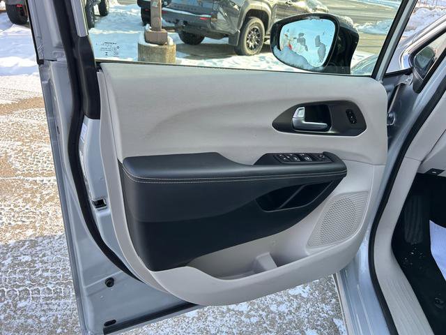 Certified 2024 Chrysler Pacifica Touring-L image 7