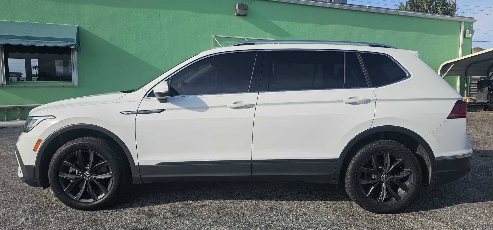 Used 2024 Volkswagen Tiguan SE w/ Panoramic Sunroof Package FWD image 2