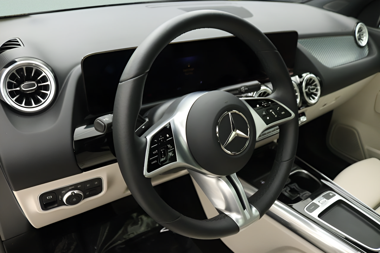 Used 2025 Mercedes-Benz GLA 250 image 14