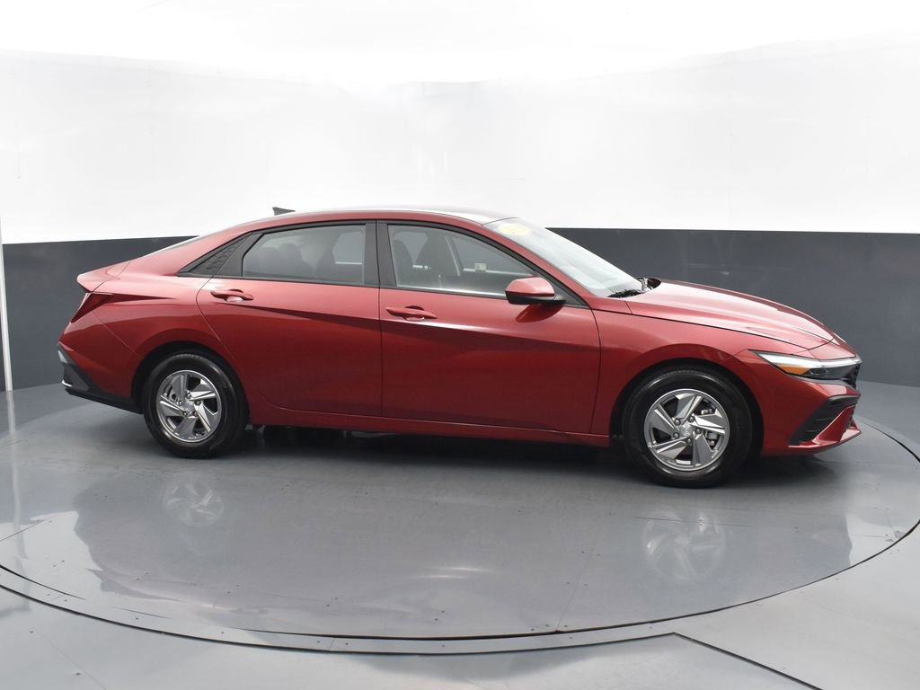 Used 2025 Hyundai Elantra SE image 3