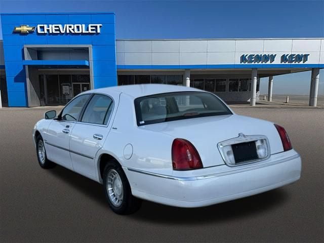 Used 2002 Lincoln Town Car Executive RWD image 30