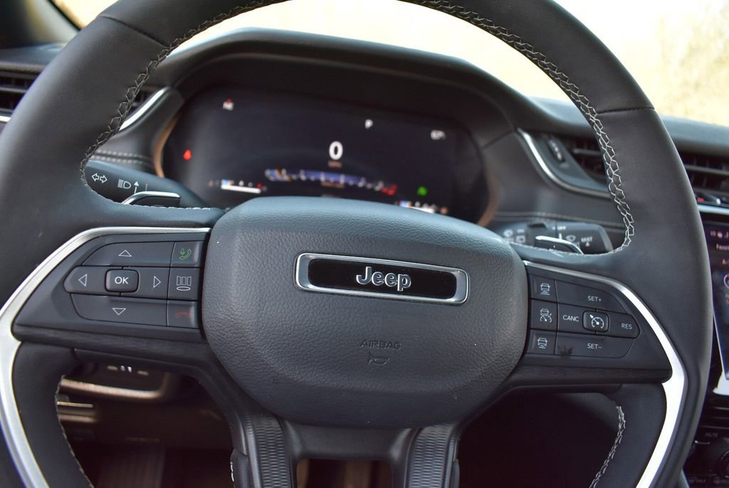 Used 2024 Jeep Grand Cherokee Altitude image 15