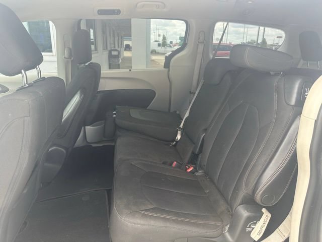 Used 2018 Chrysler Pacifica Touring Plus w/ Tire & Wheel Group FWD image 12