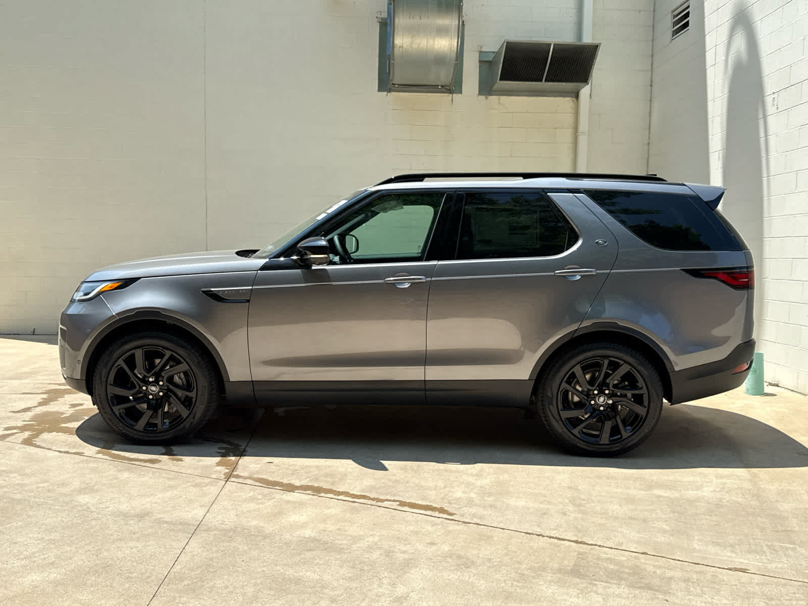 Used 2025 Land Rover Discovery S AWD/4WD image 5