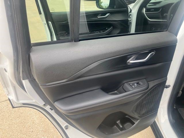Used 2023 Jeep Grand Cherokee Altitude AWD/4WD image 20