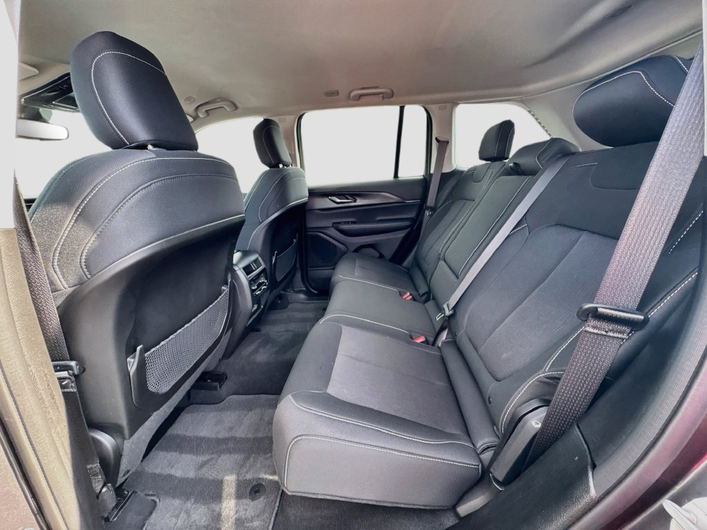Used 2023 Jeep Grand Cherokee Laredo AWD/4WD image 29