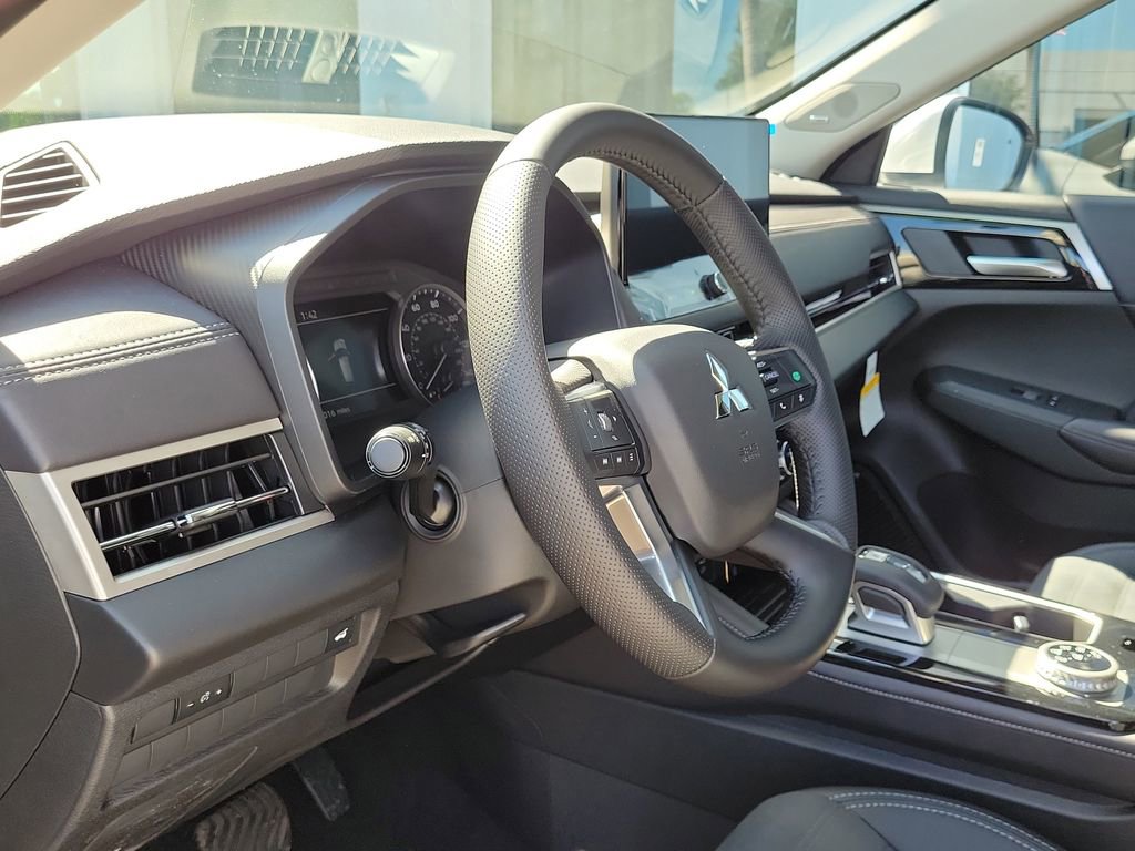 New 2025 Mitsubishi Outlander SE image 9