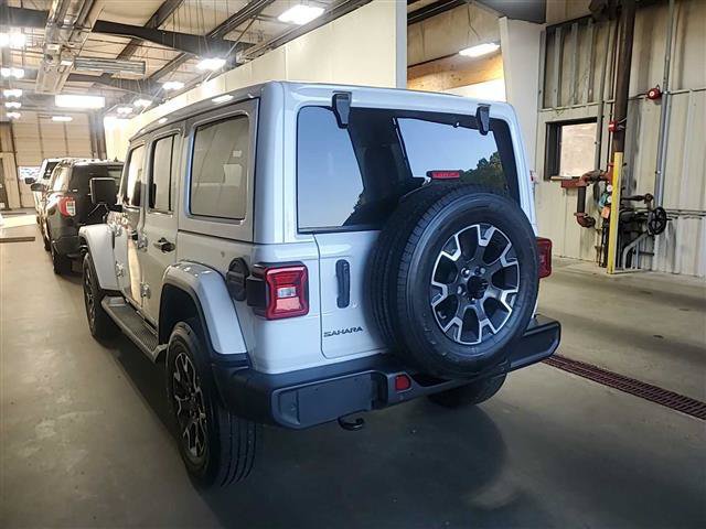 Used 2025 Jeep Wrangler Unlimited Sahara w/ Safety Group AWD/4WD image 9