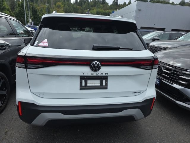 Used 2025 Volkswagen Tiguan SE AWD/4WD image 3