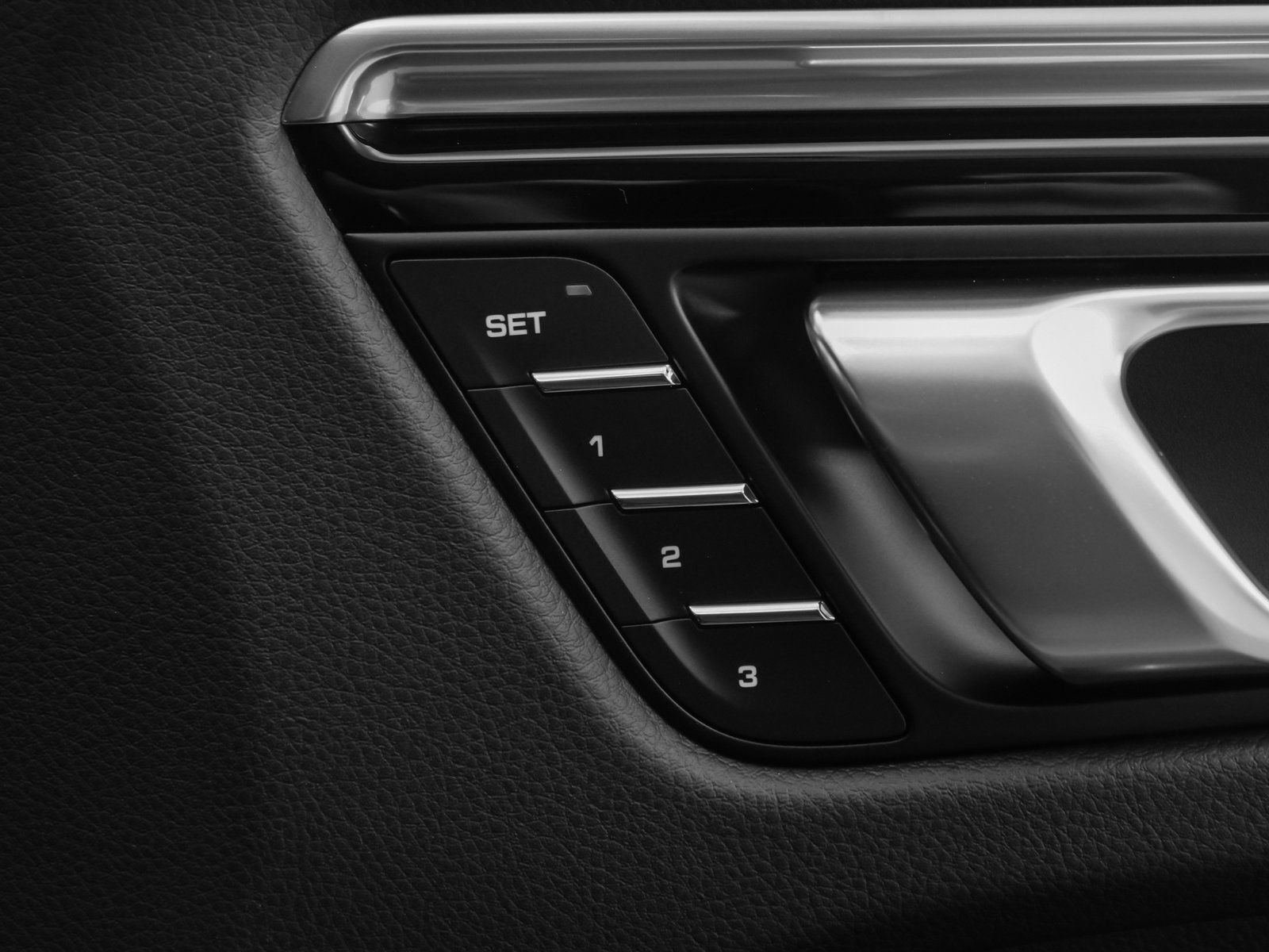 Certified 2025 Porsche Macan AWD/4WD image 17