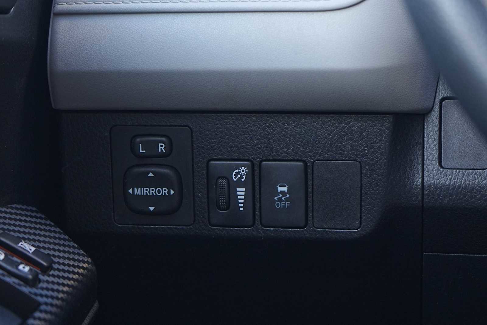 Used 2015 Toyota RAV4 LE image 24