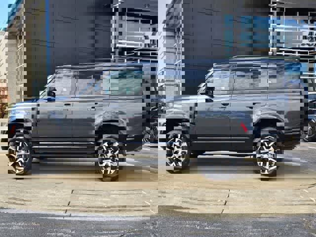 Used 2023 Land Rover Defender 130 X-Dynamic SE image 5