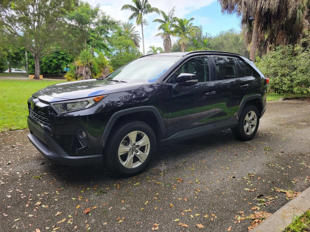 Used 2021 Toyota RAV4 XLE FWD image 3