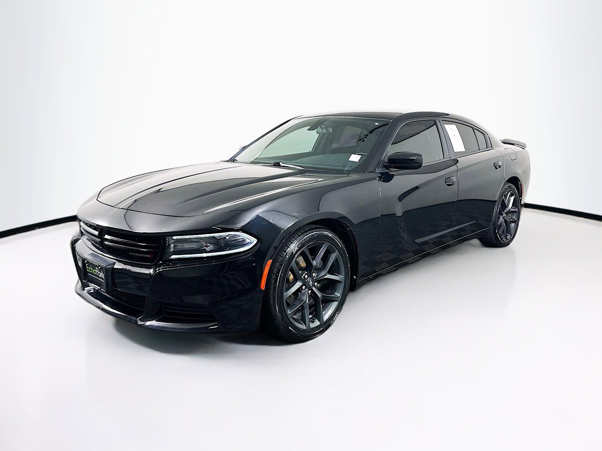 Used 2020 Dodge Charger SXT w/ Blacktop Package RWD image 3