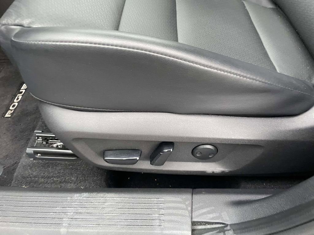 Used 2025 Nissan Rogue SV w/ SV Premium Package image 31