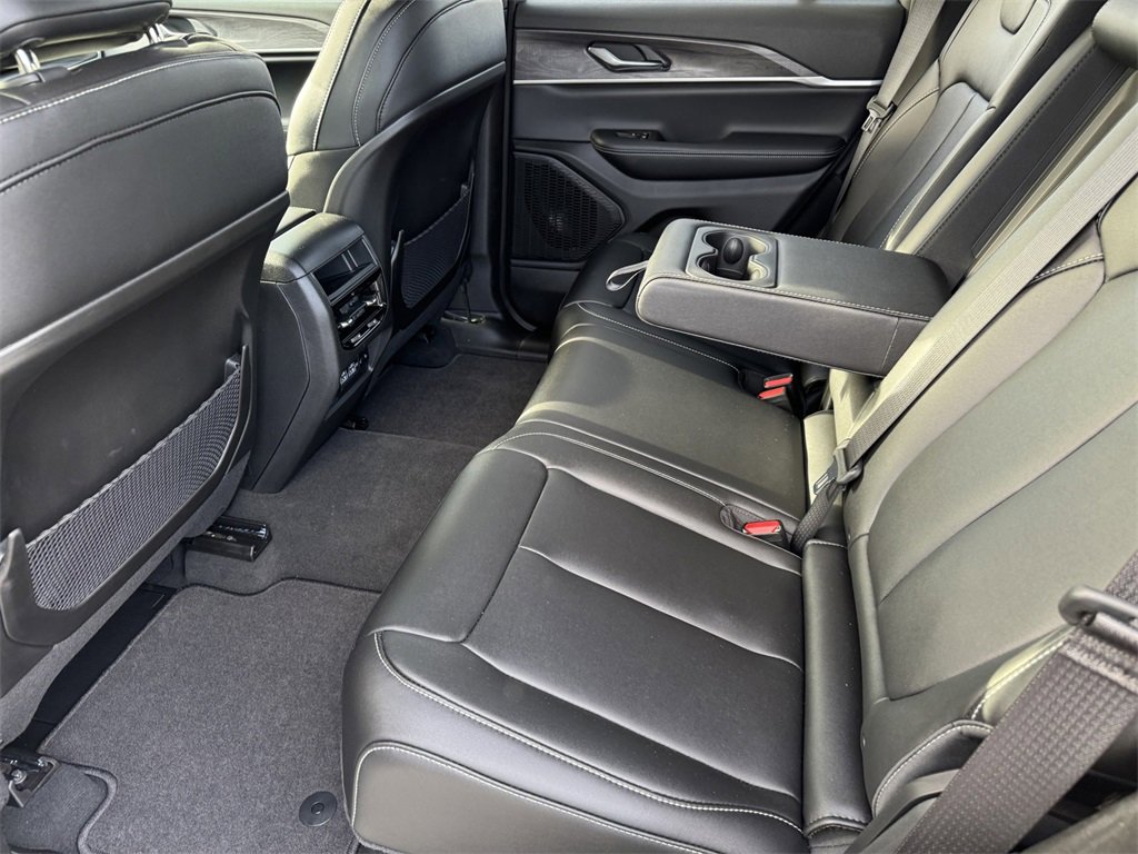 New 2024 Jeep Grand Cherokee Limited w/ Black Appearance Package image 14