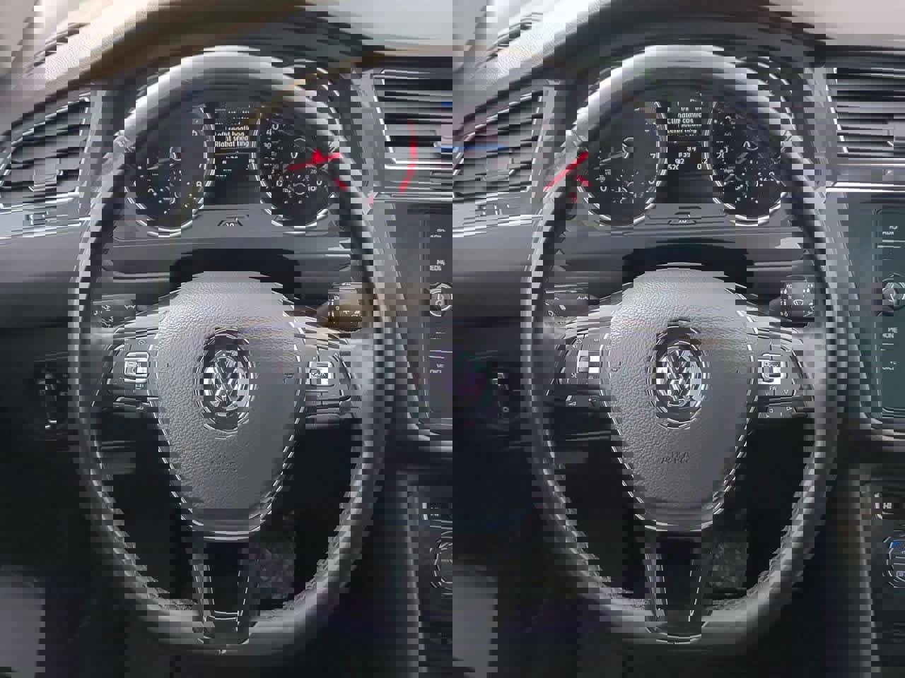 Used 2019 Volkswagen Tiguan SE w/ Panoramic Sunroof Package image 23