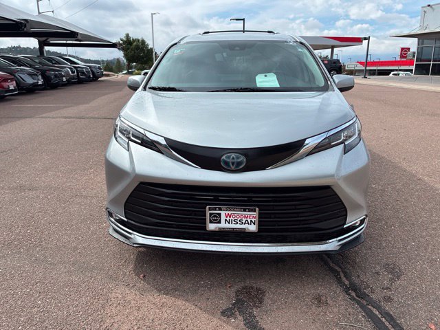 Used 2021 Toyota Sienna XLE FWD image 2