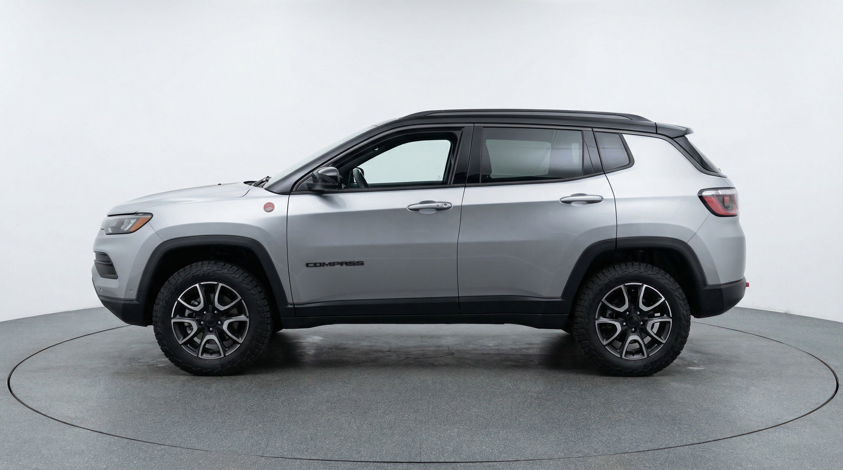 Used 2025 Jeep Compass Trailhawk AWD/4WD image 5