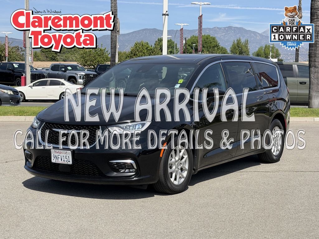 Used 2024 Chrysler Pacifica Touring