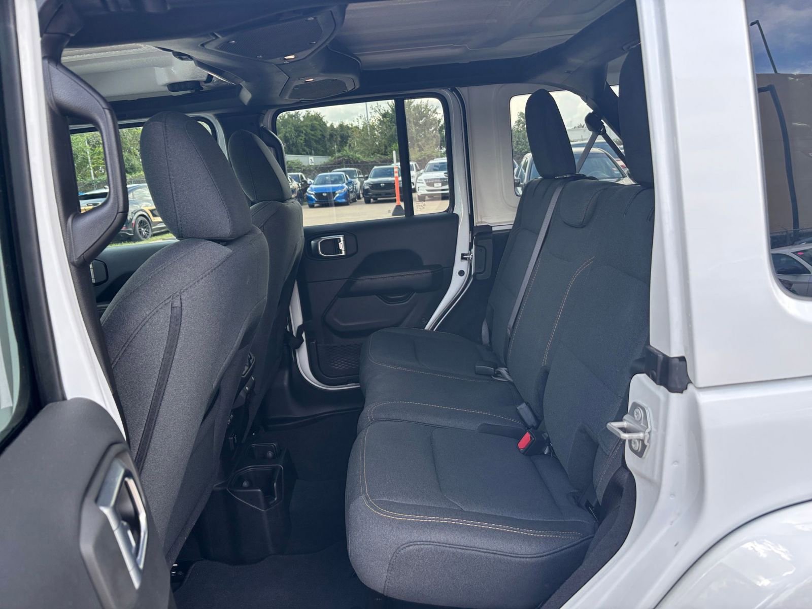 Used 2025 Jeep Wrangler Sahara image 23