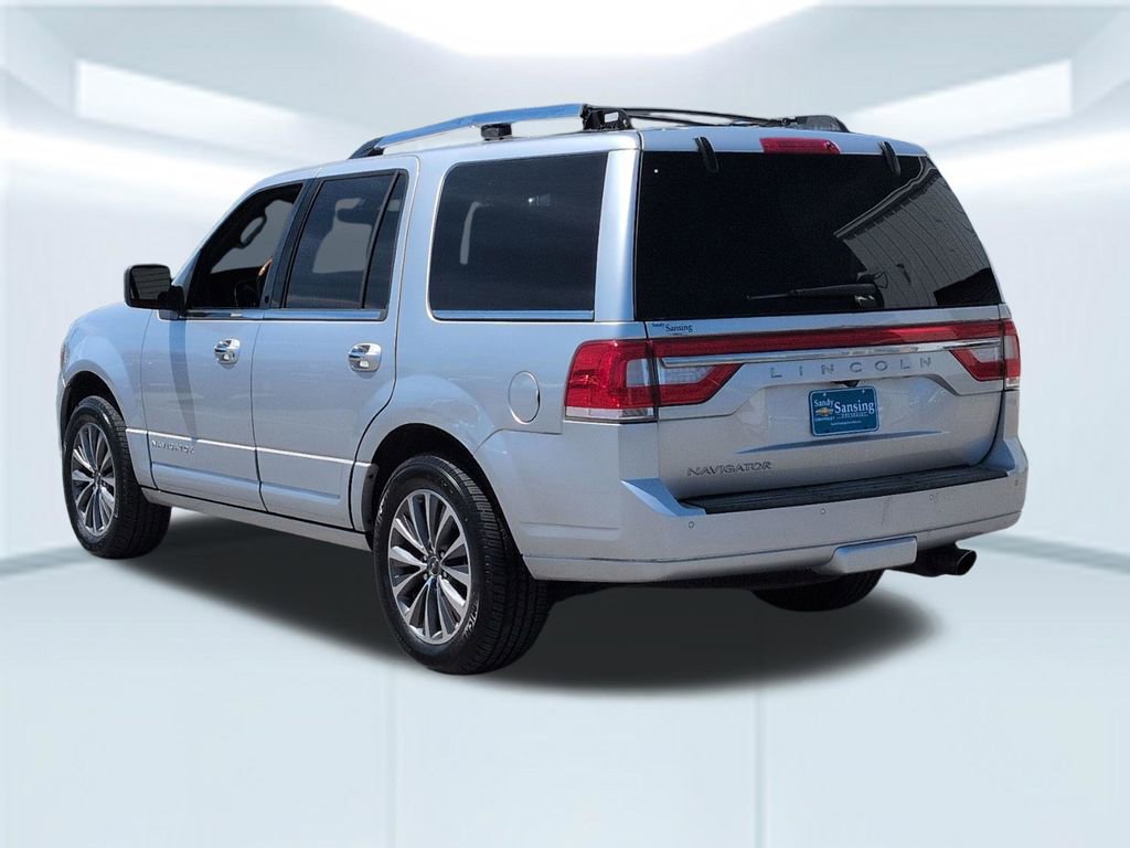 Used 2017 Lincoln Navigator Select image 4