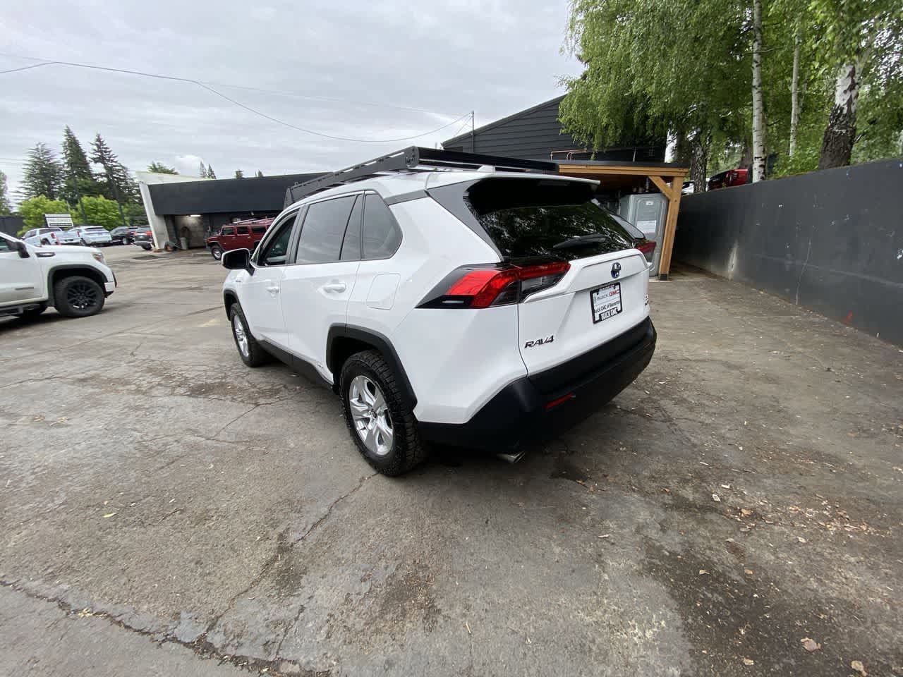 Used 2021 Toyota RAV4 XLE w/ XLE Grade Weather Package AWD/4WD image 4