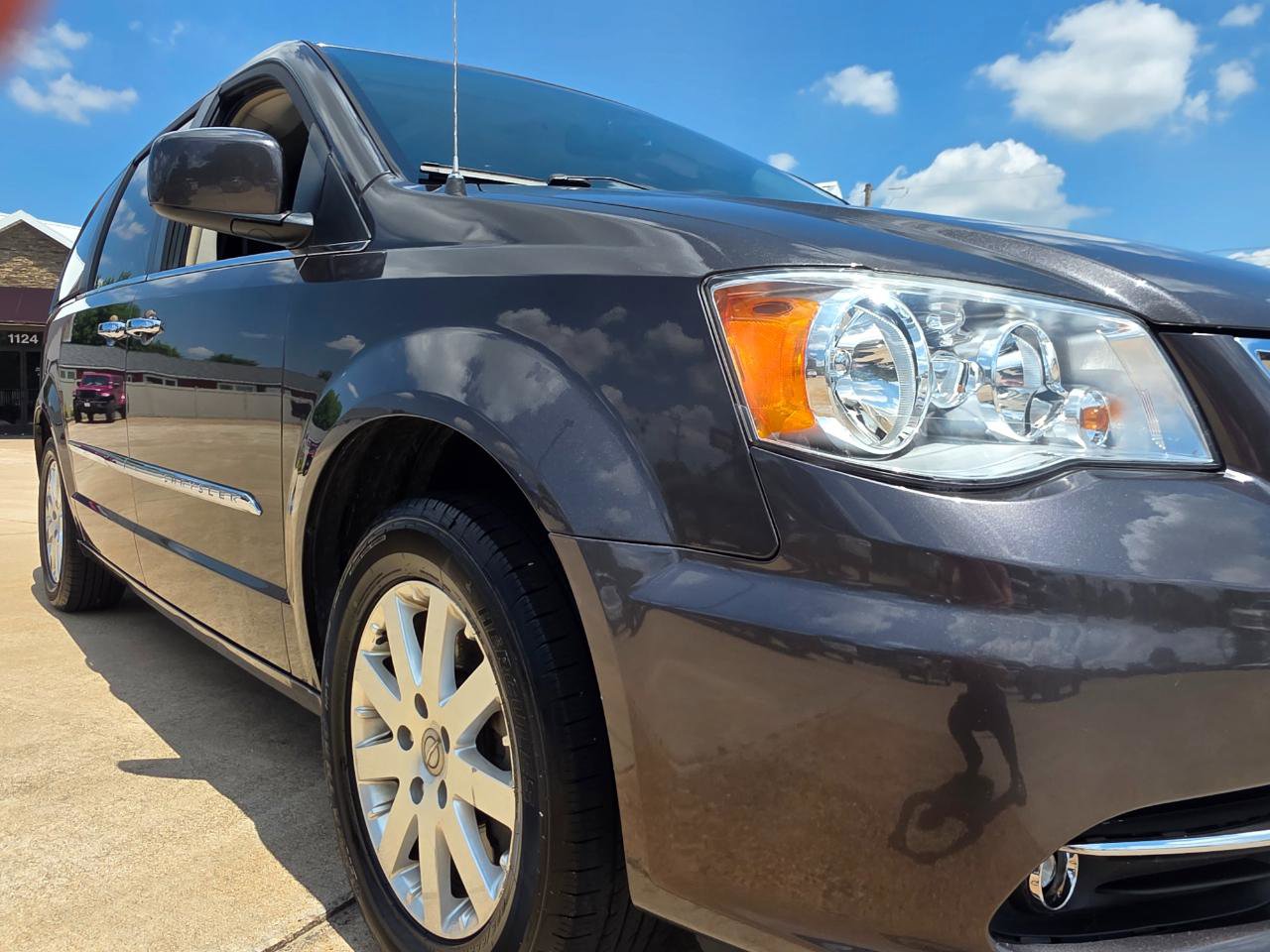 Used 2015 Chrysler Town & Country Touring w/ Driver Convenience Group FWD image 27