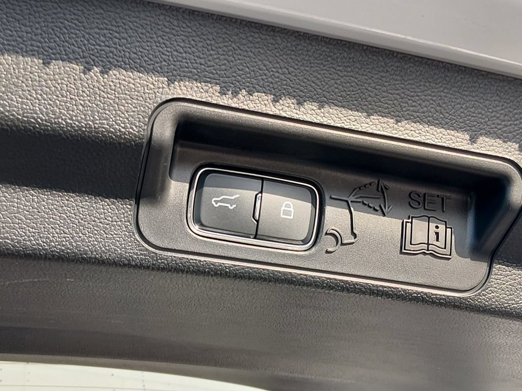 Used 2023 Ford Explorer Limited w/ Limited Technology Package RWD image 18