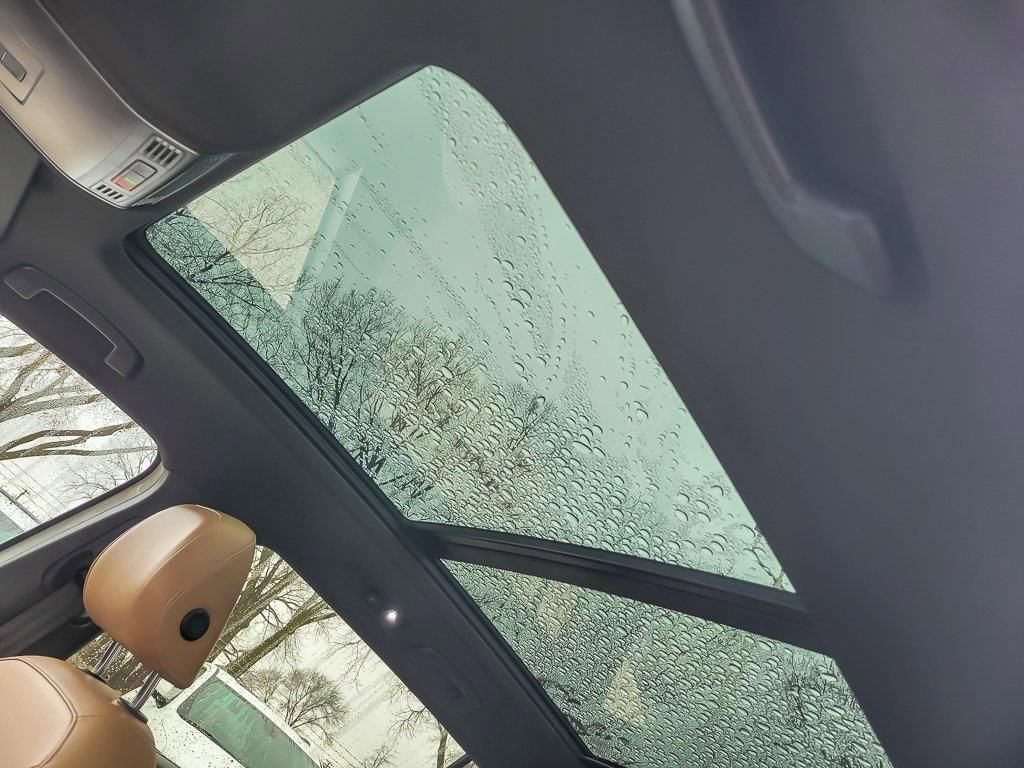 Used 2022 Volkswagen Tiguan SE R-Line image 10