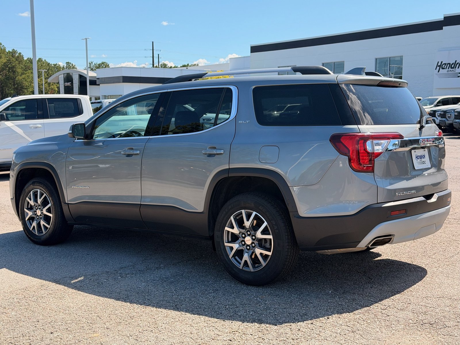 Used 2023 GMC Acadia SLT FWD image 10