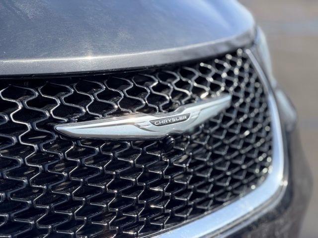 Used 2023 Chrysler Pacifica Touring-L image 31