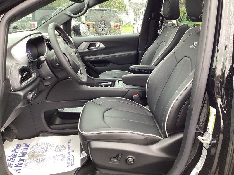 New 2026 Chrysler Pacifica Limited w/ S Appearance Package image 26