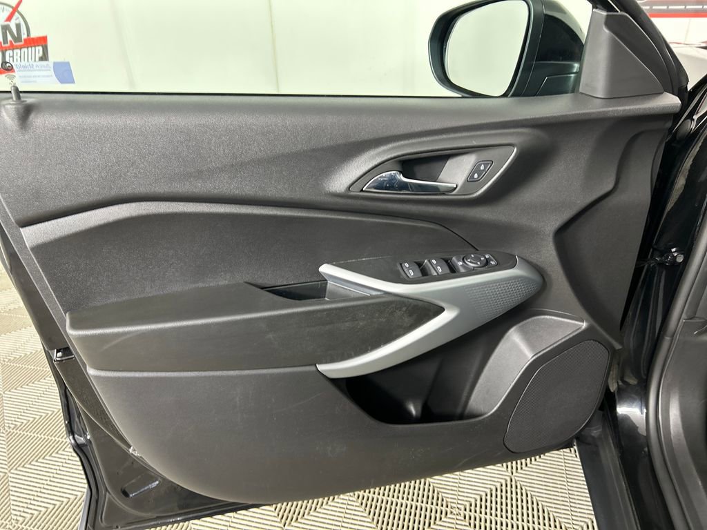 Used 2025 Chevrolet Trax LS w/ LS Convenience Package FWD image 11