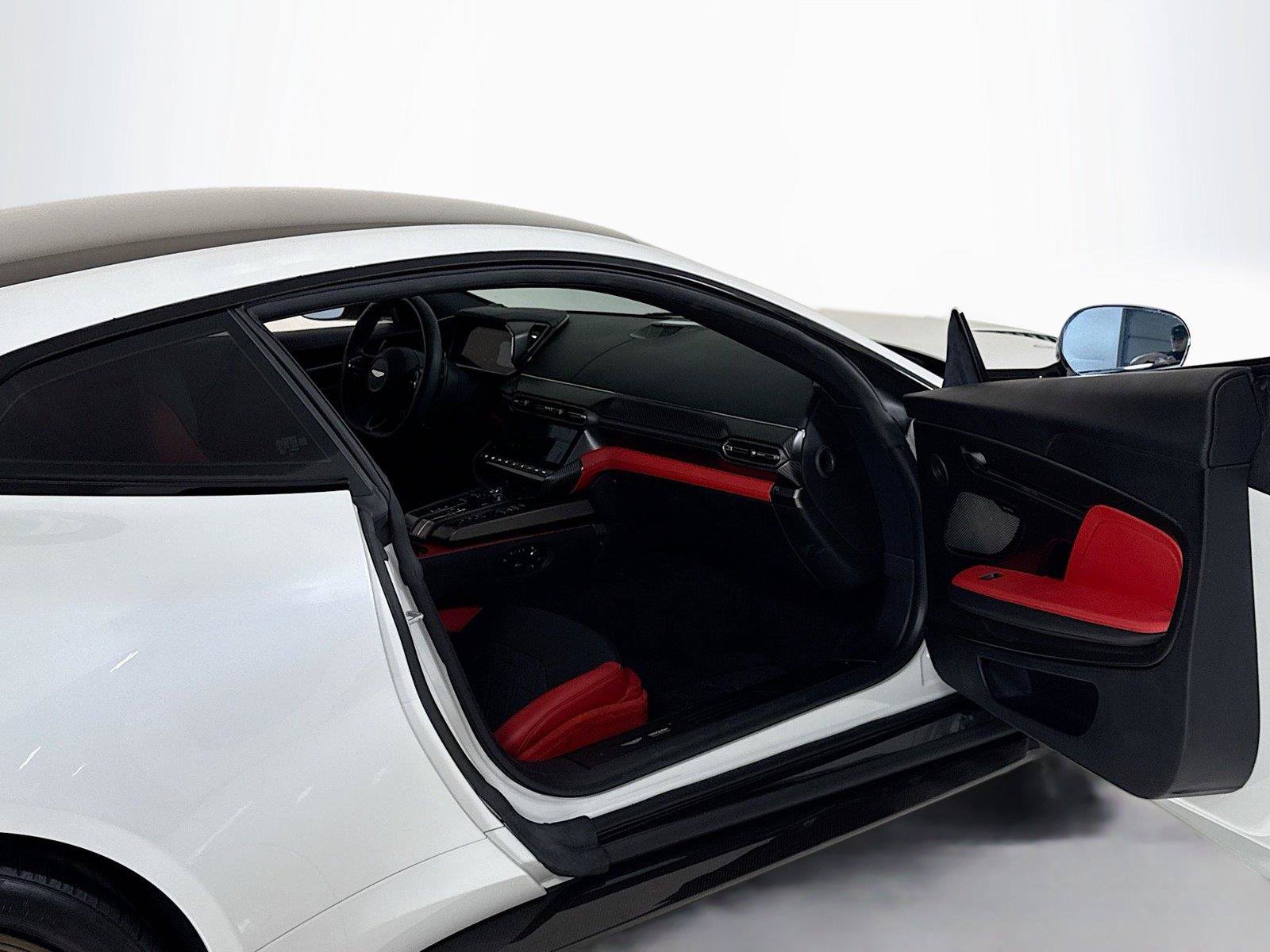 Used 2025 Aston Martin Vanquish RWD image 25