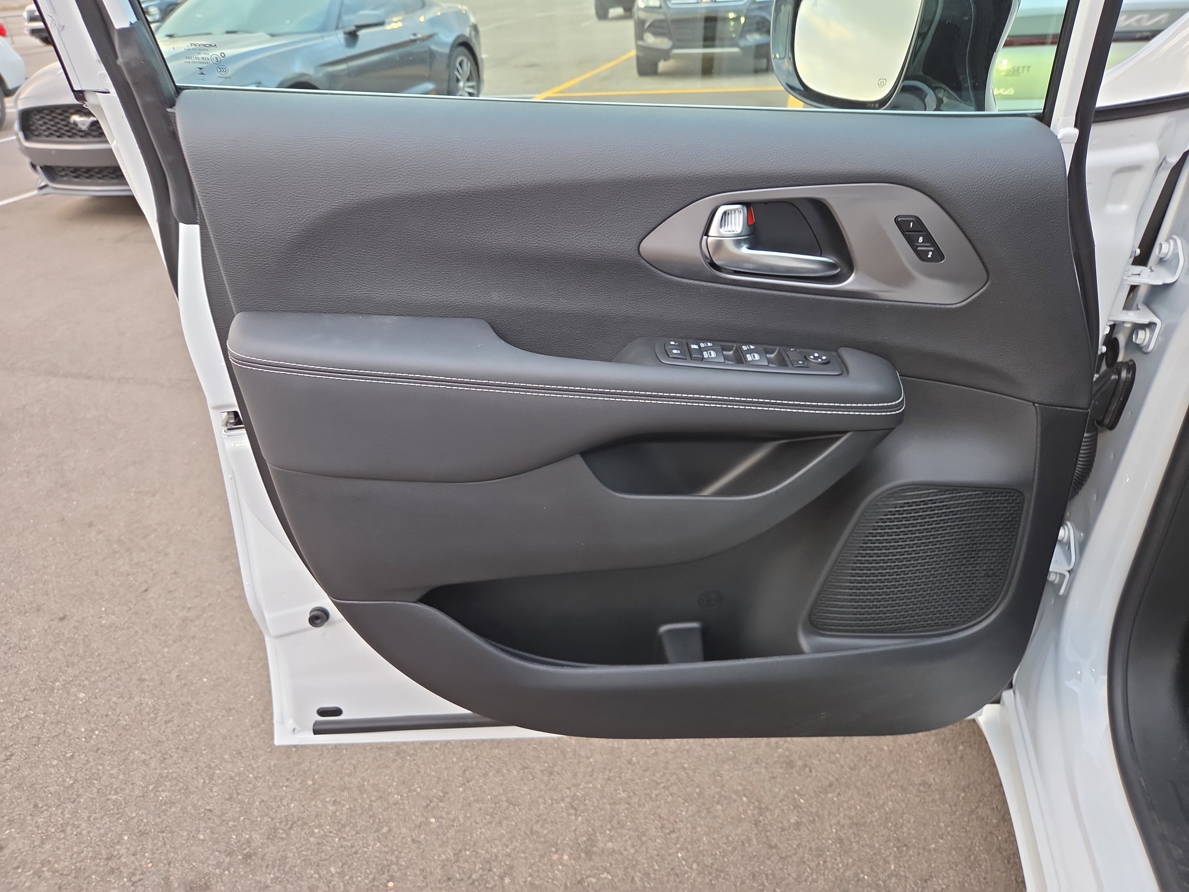 New 2026 Chrysler Pacifica Select FWD image 5