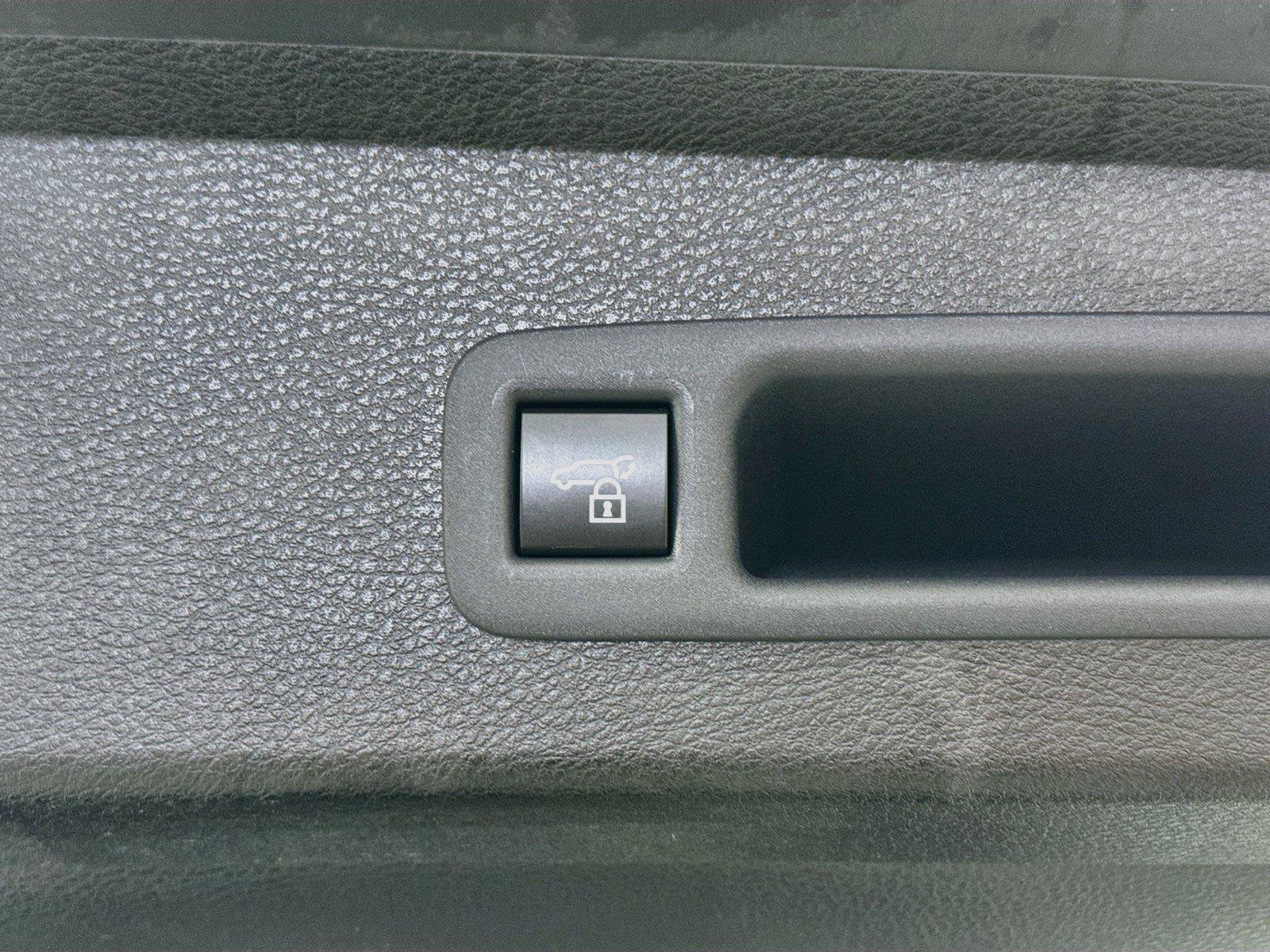 Certified 2025 Toyota Sienna XLE FWD image 38