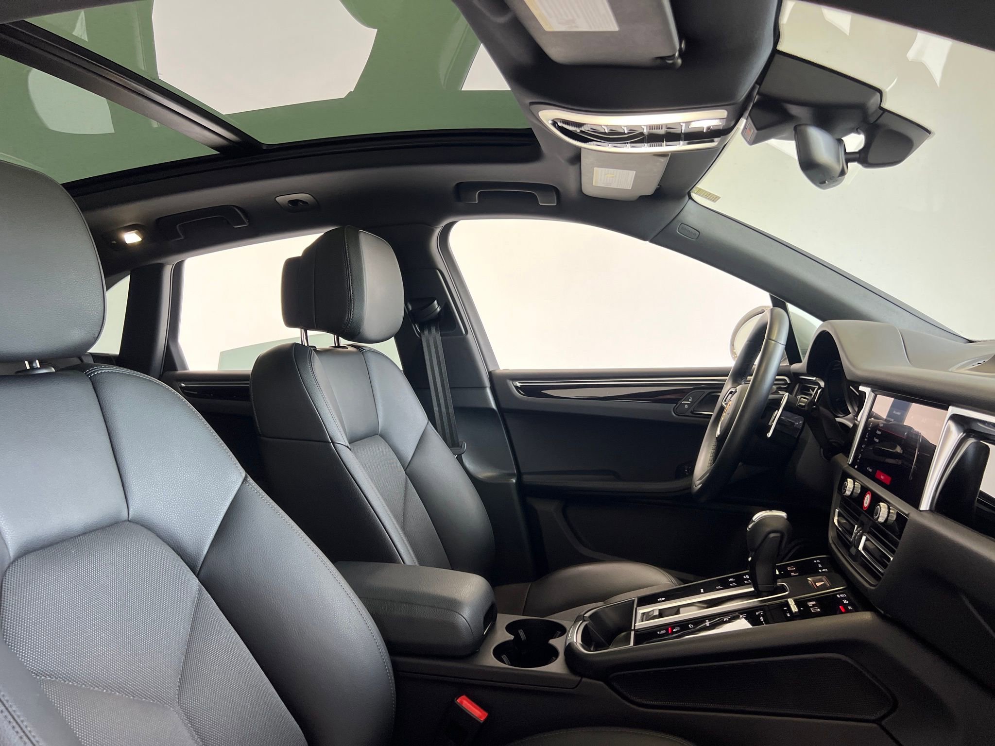 Used 2024 Porsche Macan AWD/4WD image 23