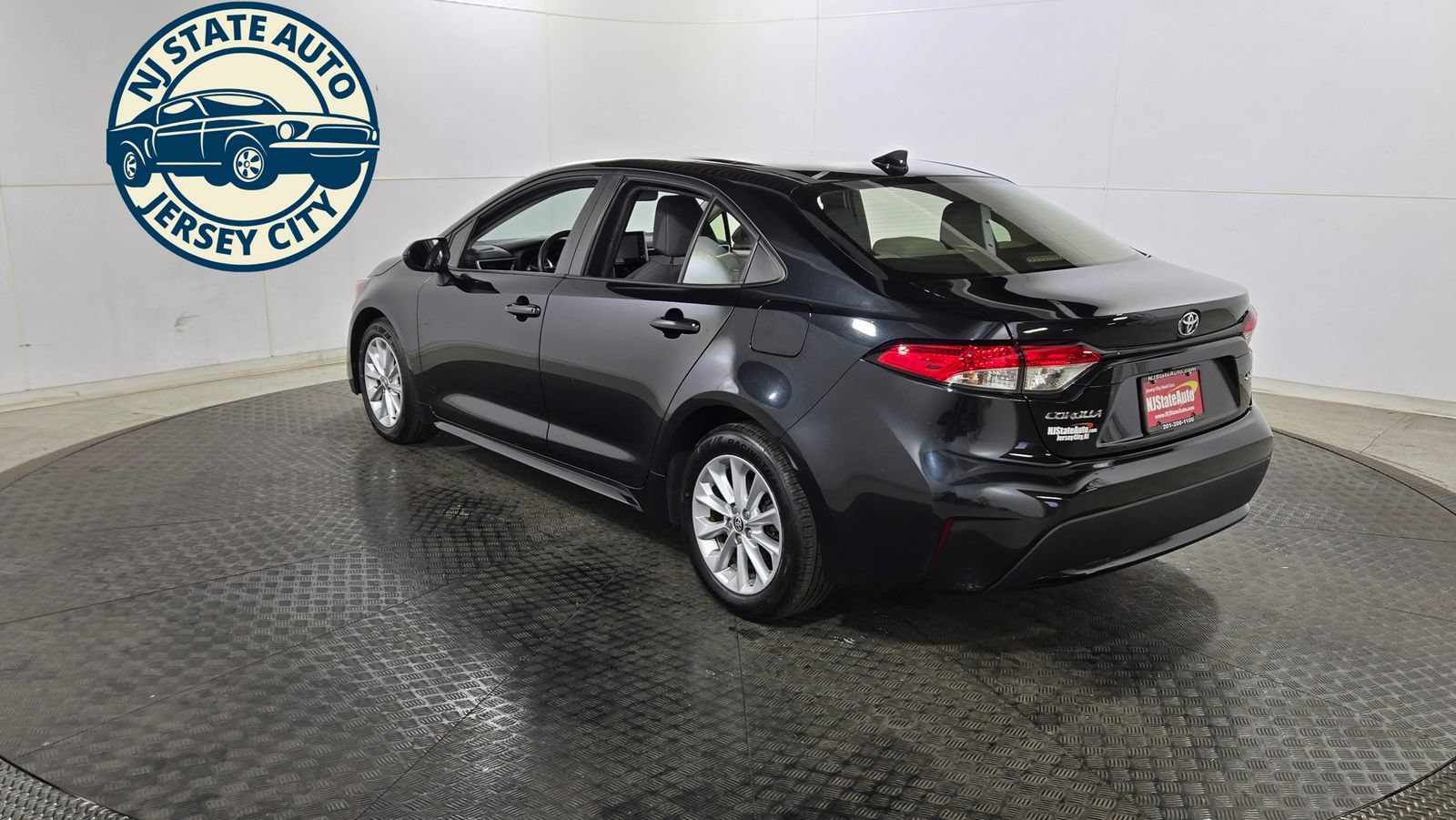 Used 2021 Toyota Corolla LE w/ LE Convenience Package FWD image 5