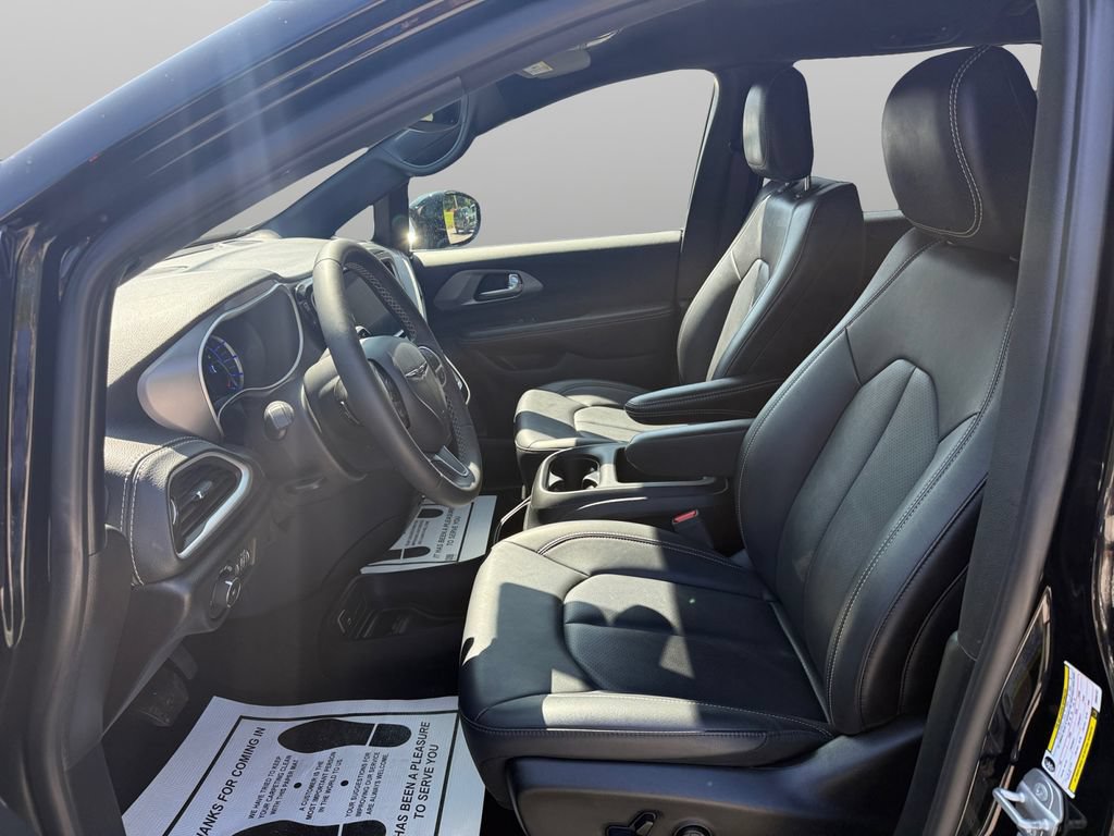 Used 2025 Chrysler Pacifica Select FWD image 10