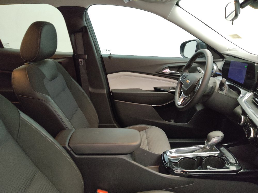 Used 2025 Chevrolet Trax LT w/ Driver Confidence Package FWD image 21