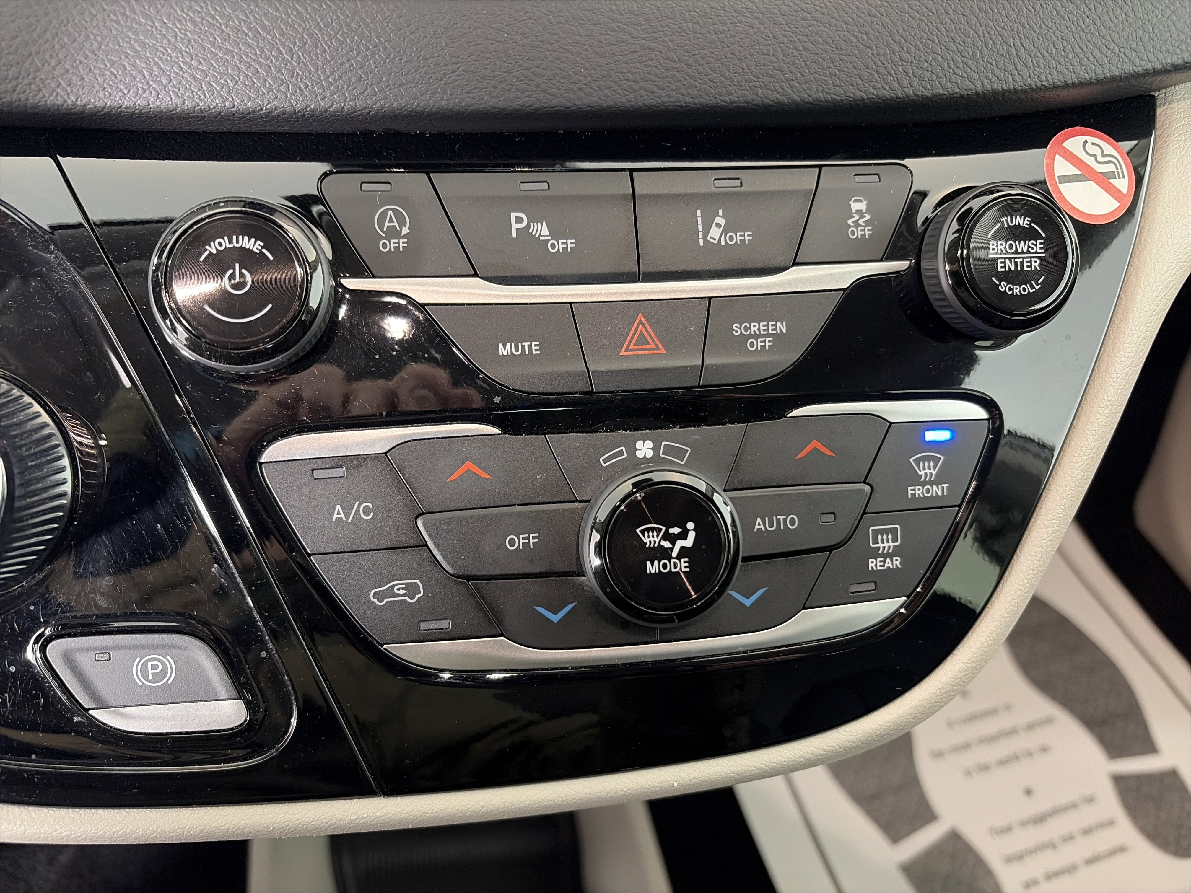 Used 2024 Chrysler Pacifica Touring-L image 24