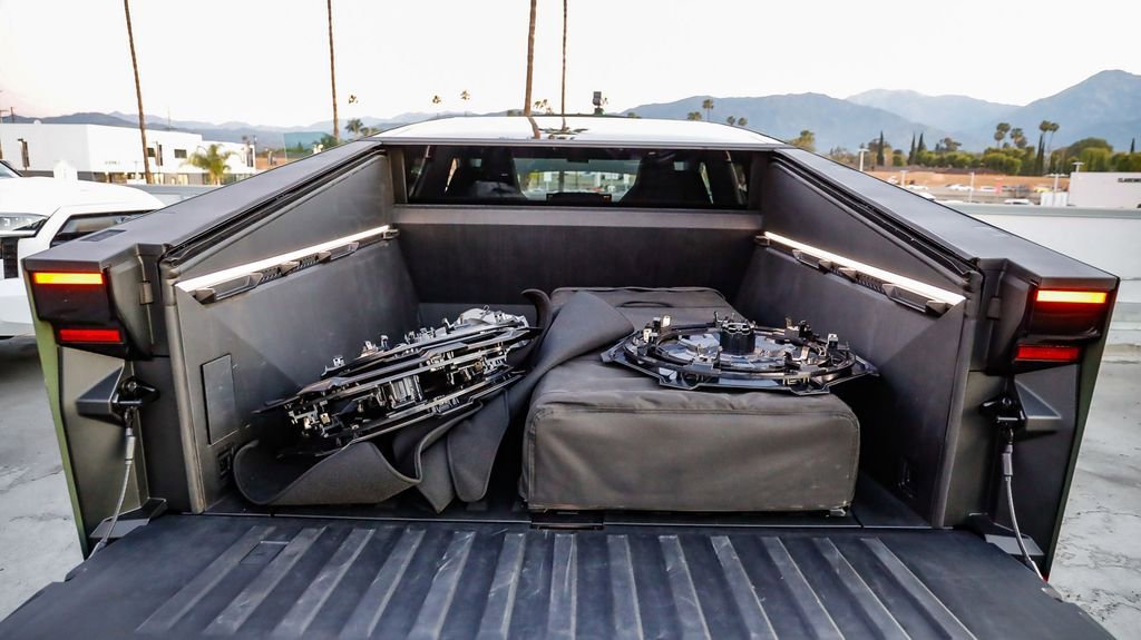 Used 2024 Tesla Cybertruck AWD Crew Cab image 31