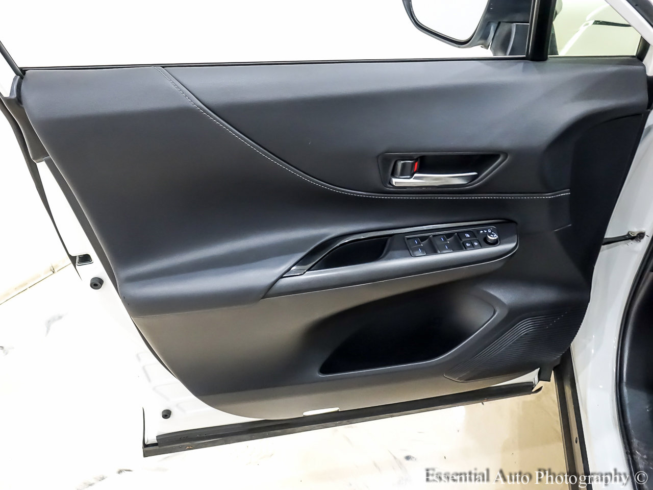 Used 2022 Toyota Venza LE image 25