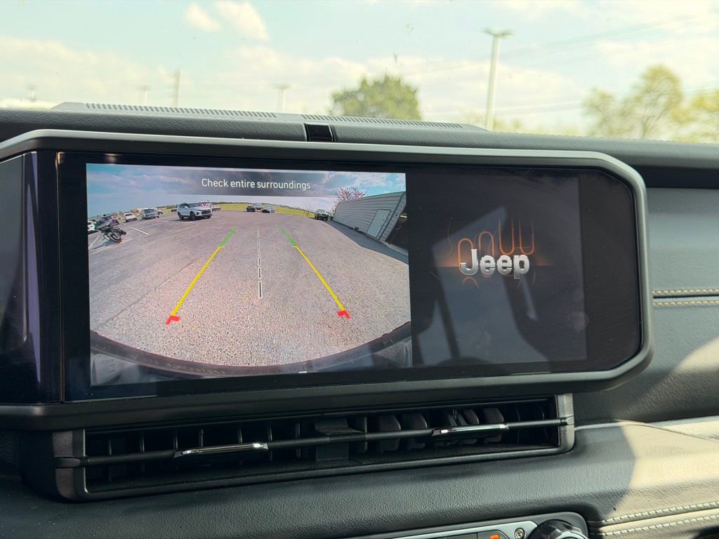 Used 2025 Jeep Wrangler Unlimited Sahara image 25