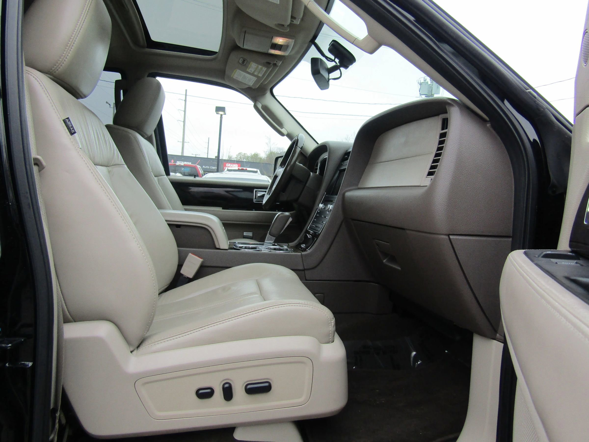 Used 2016 Lincoln Navigator L Select AWD/4WD image 13