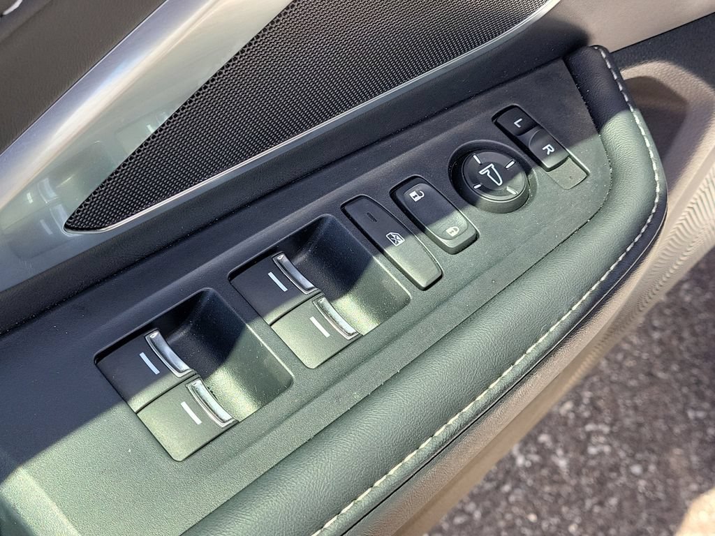 Used 2025 Acura RDX SH-AWD image 19